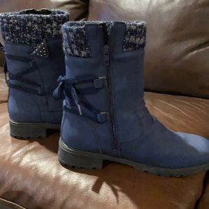 New, blue boots, great with jeans/leggings, never worn